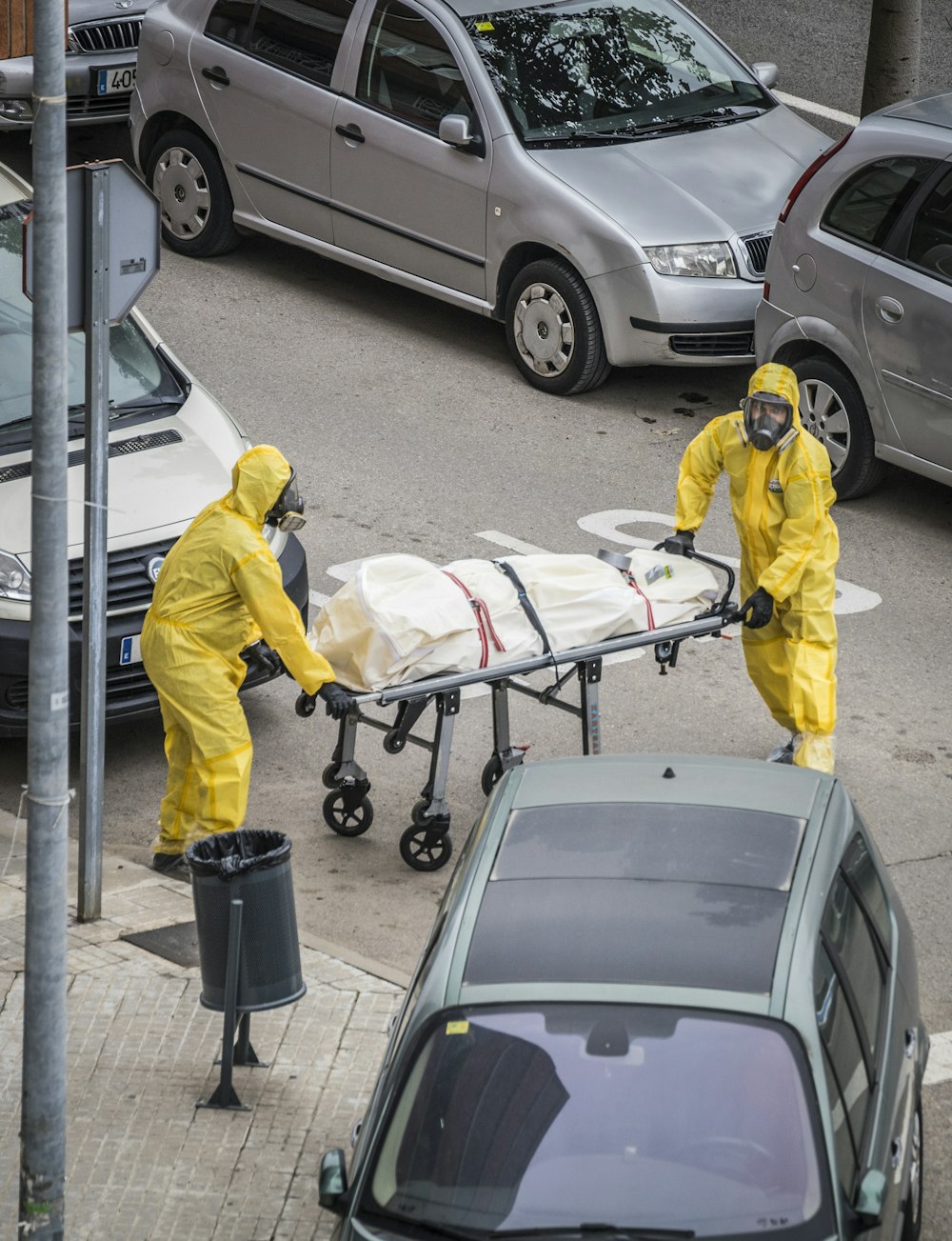 hombre en chaqueta amarilla y pantalones sosteniendo avión blanco y rojo