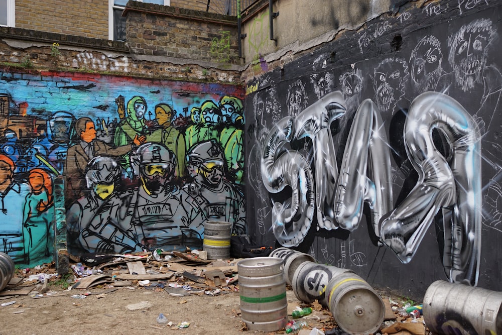 Graffiti en la pared durante el día
