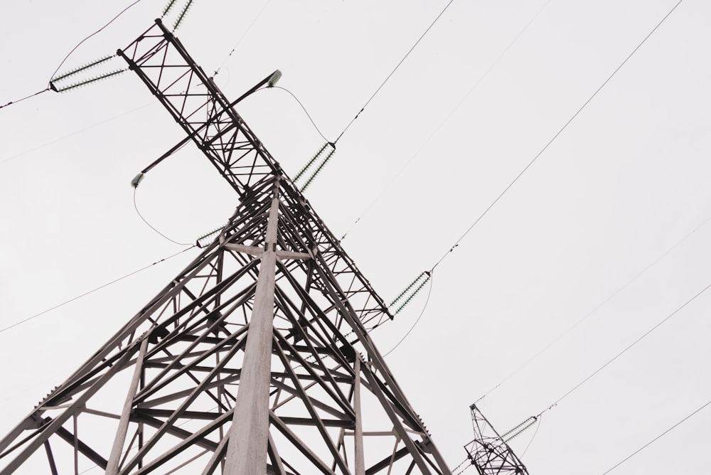 Torre de metal marrón bajo el cielo blanco