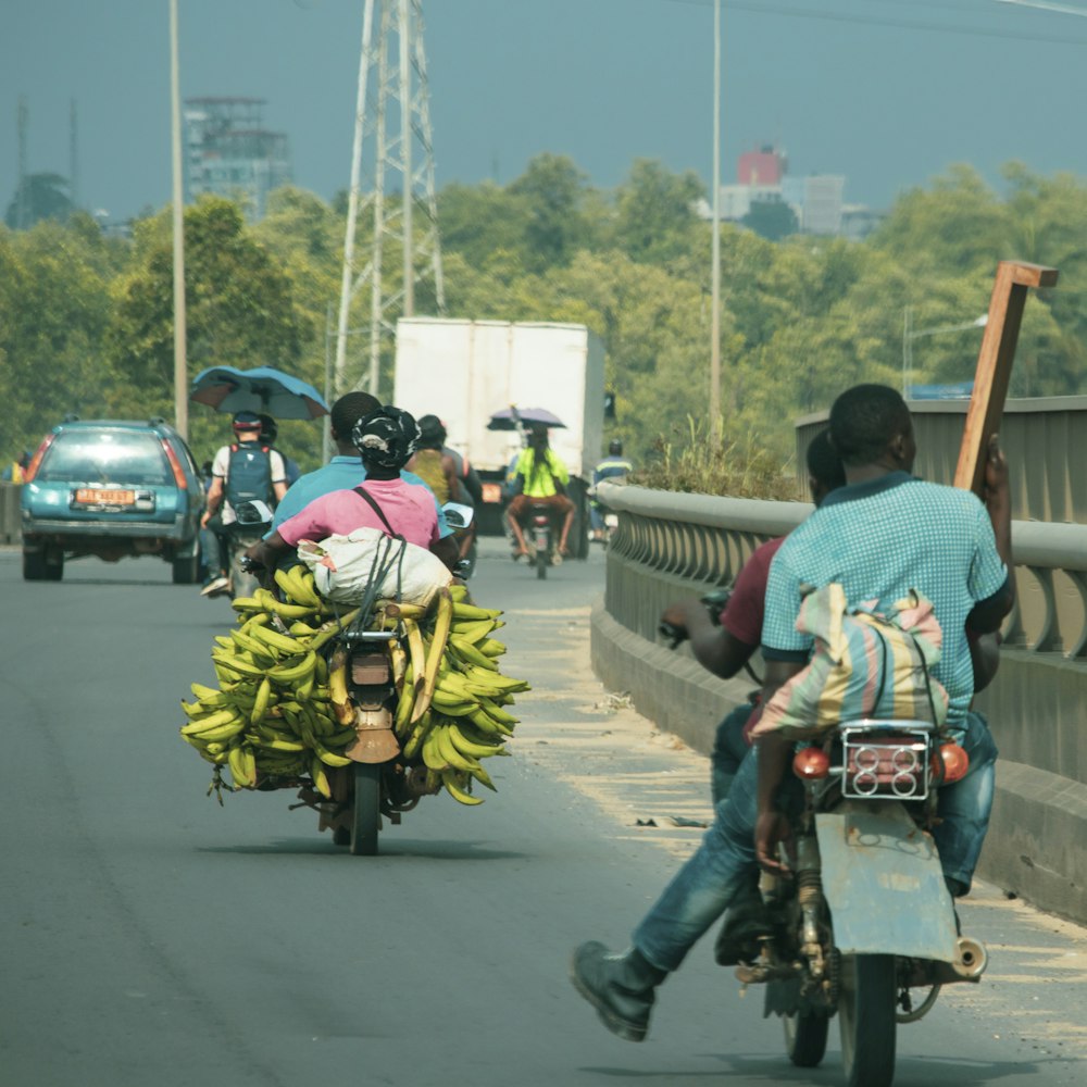昼間、バイクで道路を走る人々