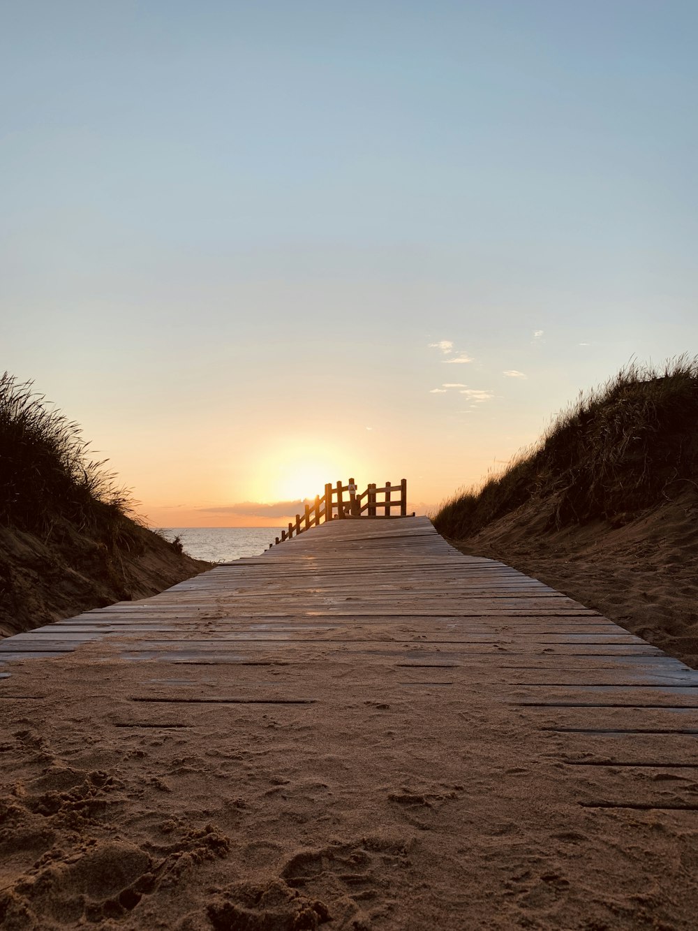 Braunes Holzdock am Strand bei Sonnenuntergang