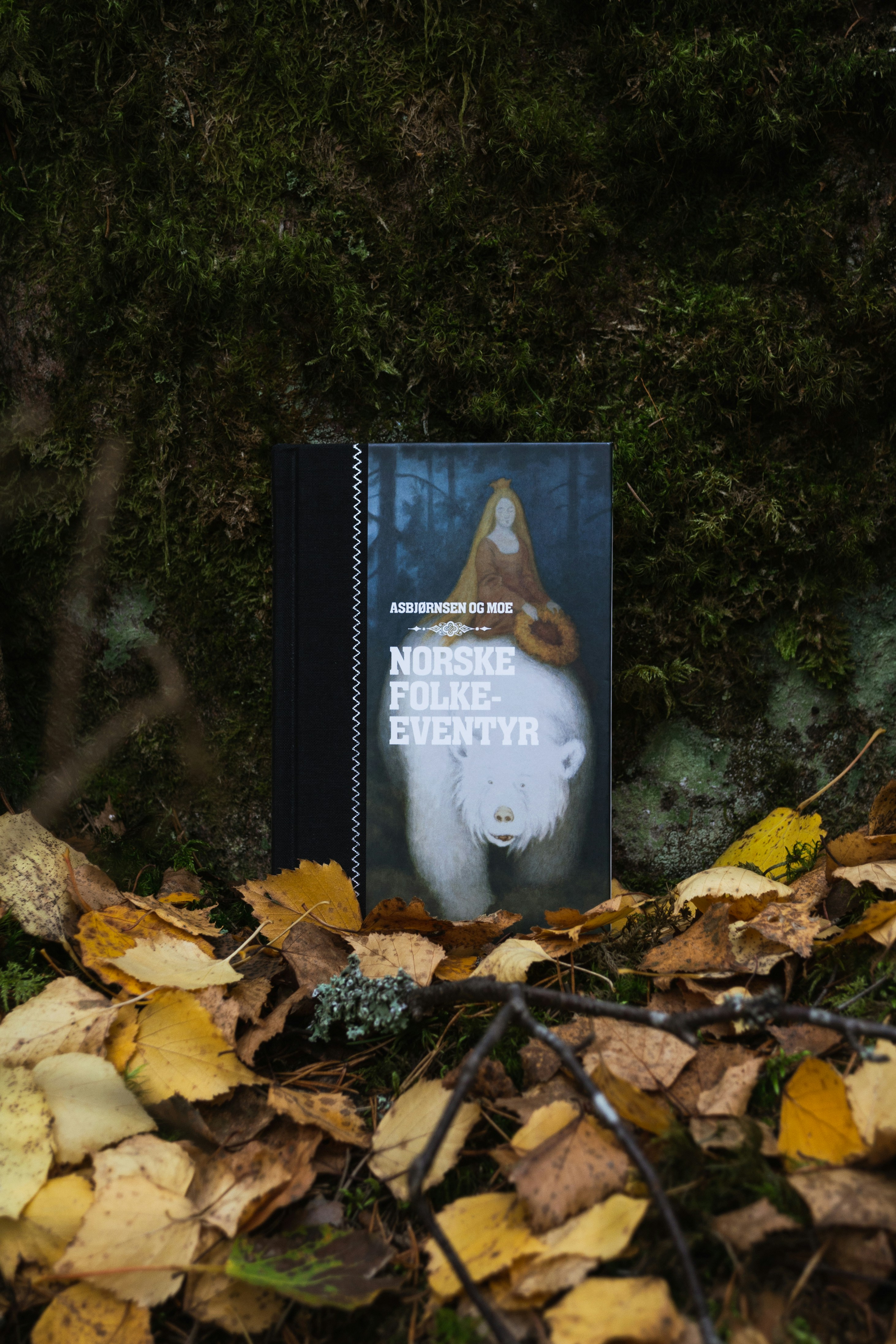 schwarz-weiße Holzbeschilderung