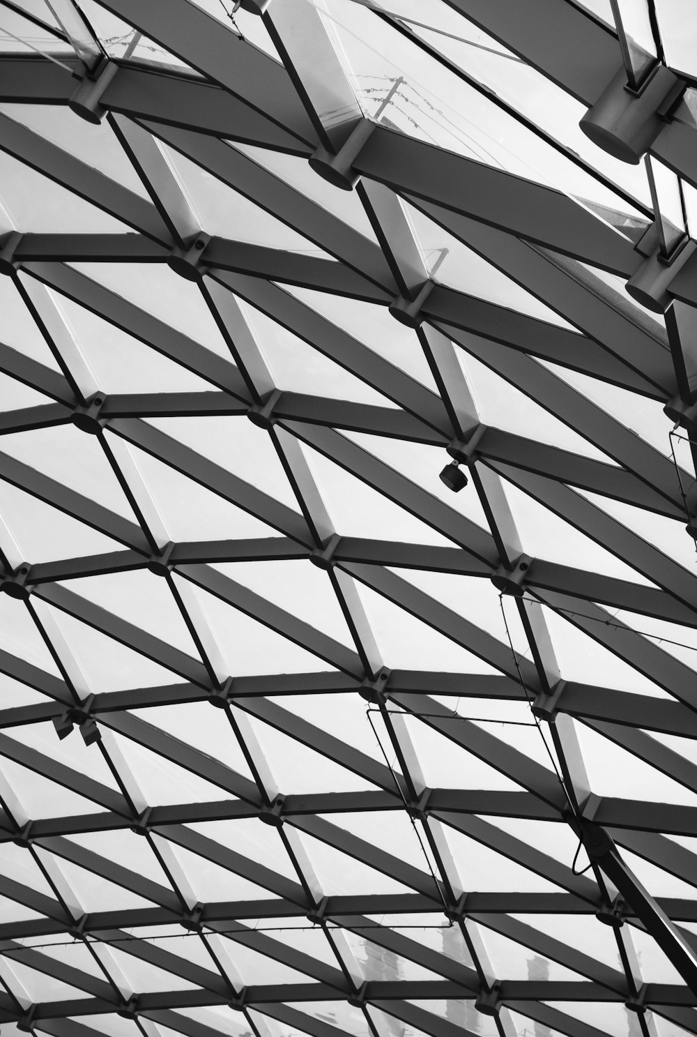 Estructura metálica en blanco y negro