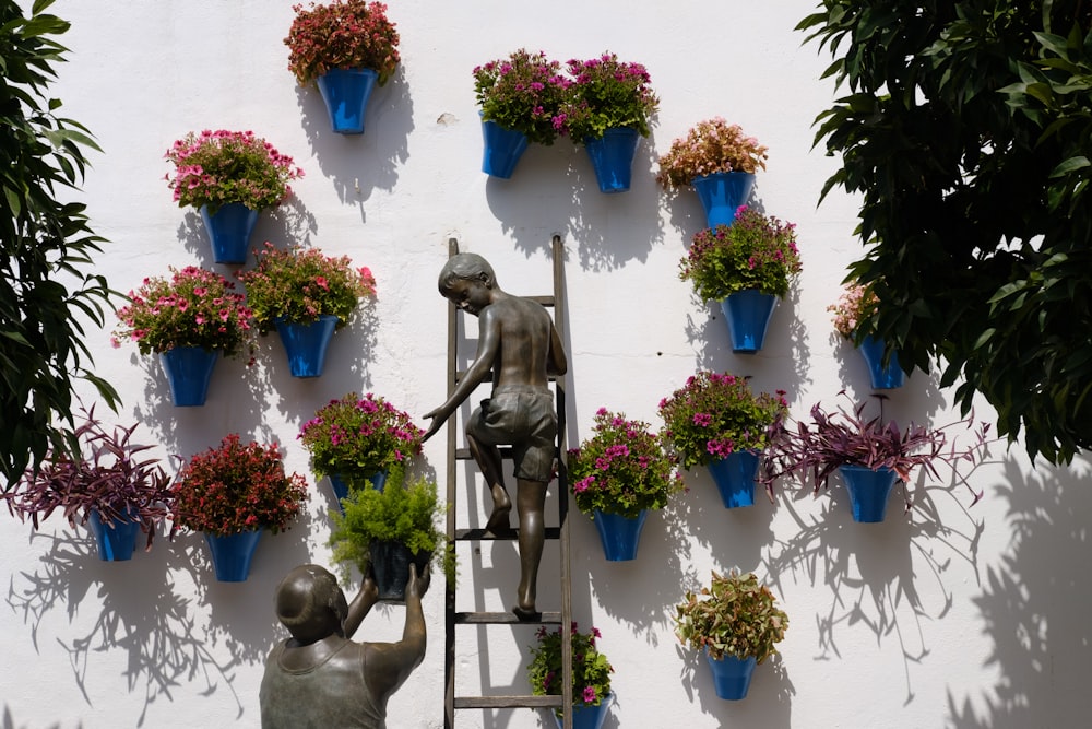 statua di uomo e donna seduti sulla panchina