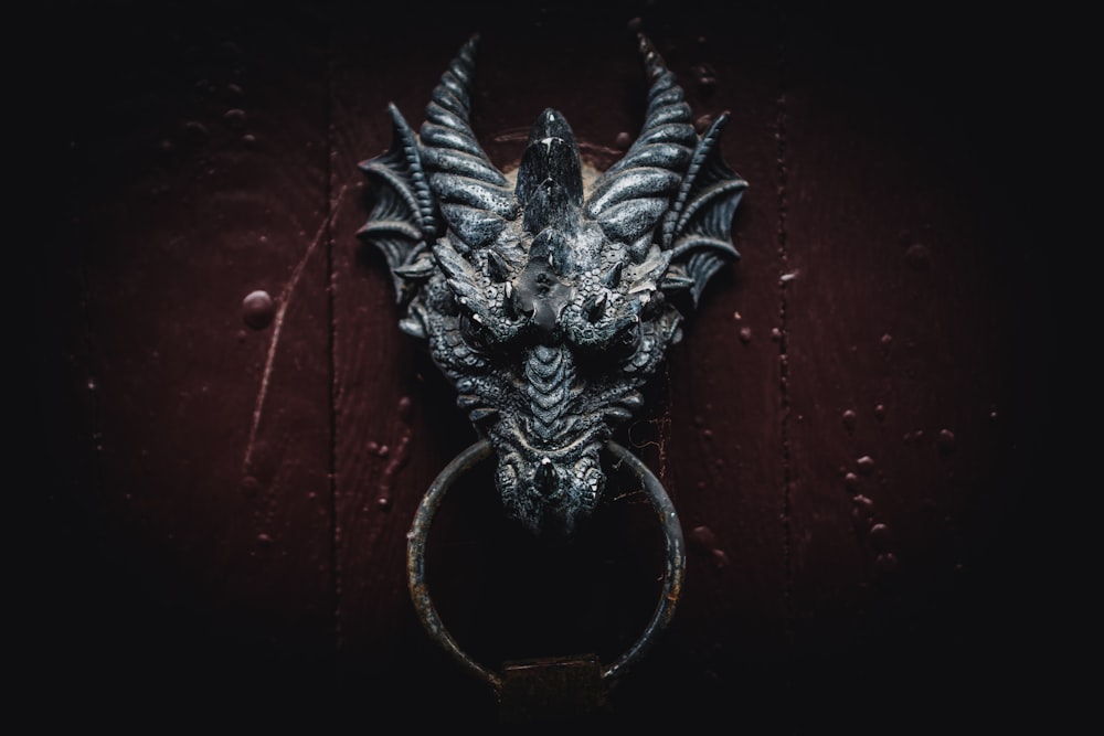 decoração da parede da cabeça do dragão preto