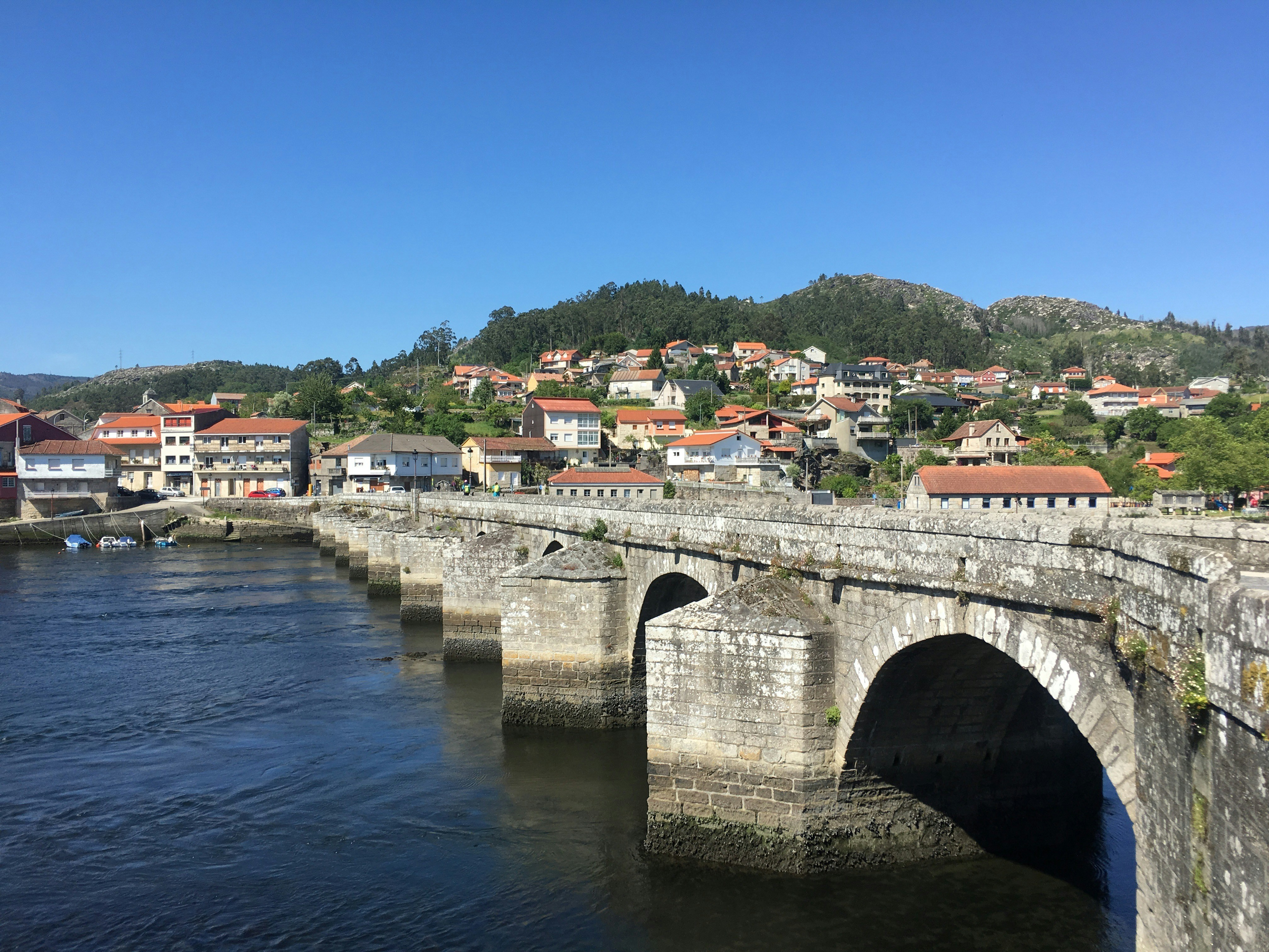 Pont en béton blanc et brun au-dessus de la rivière pendant la journée