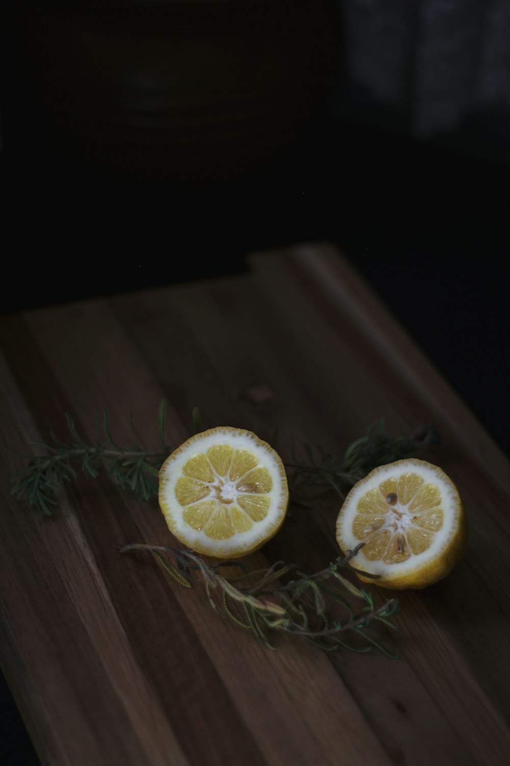 sliced lemon on brown wooden table photo – Free Happy Image on Unsplash