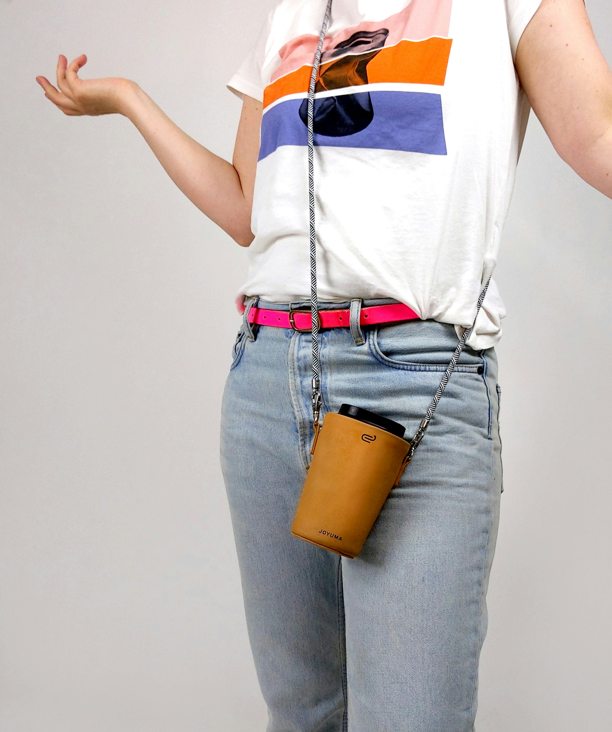 donna in camicia bianca e jeans blu denim