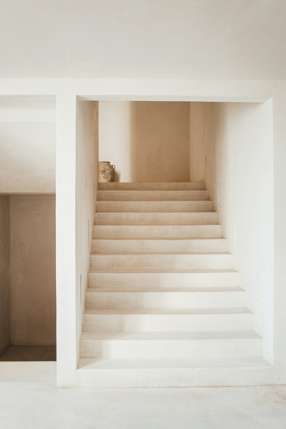 Escalier en bois blanc avec rampes en bois blanc