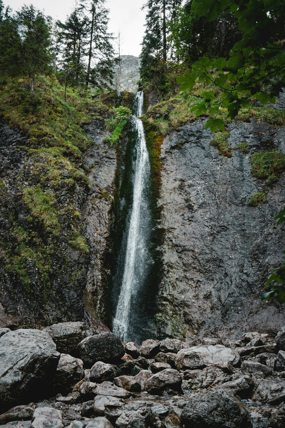 cachoeiras na montanha rochosa durante o dia