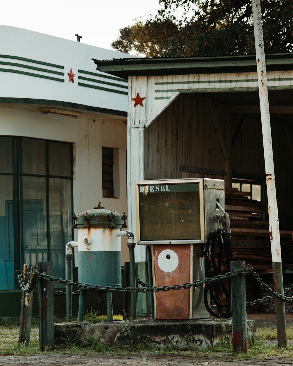 tanque de água vermelho e branco