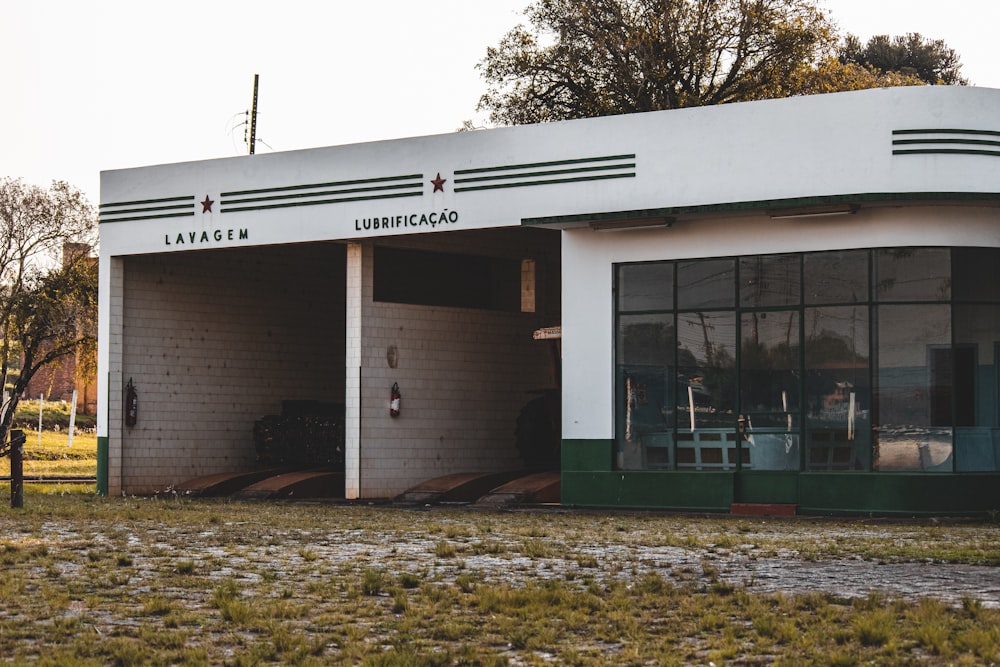 edificio in cemento bianco e marrone