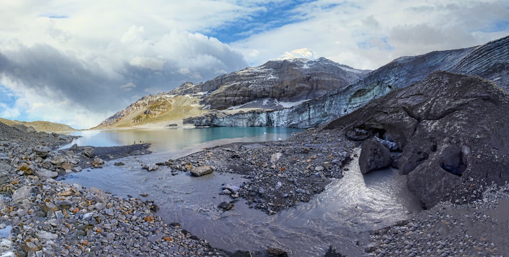 lake in the middle of mountains