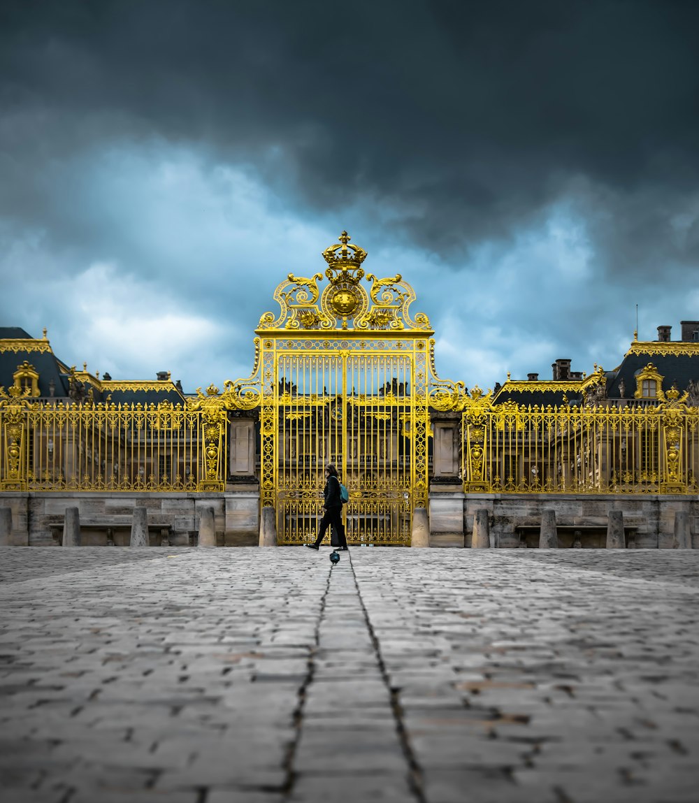 Bâtiment en béton jaune et blanc sous un ciel nuageux