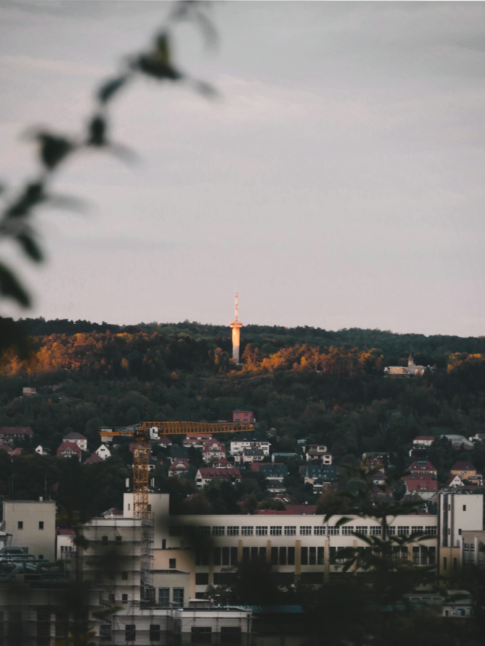 orange-weißer Turm auf dem Dach des Gebäudes