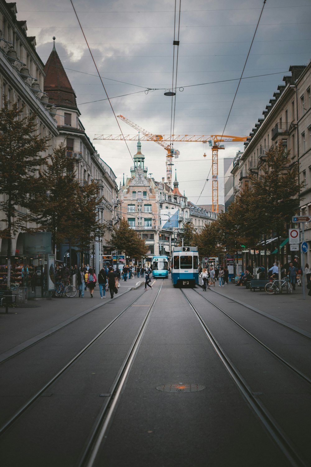 Menschen, die tagsüber auf der Straße spazieren gehen