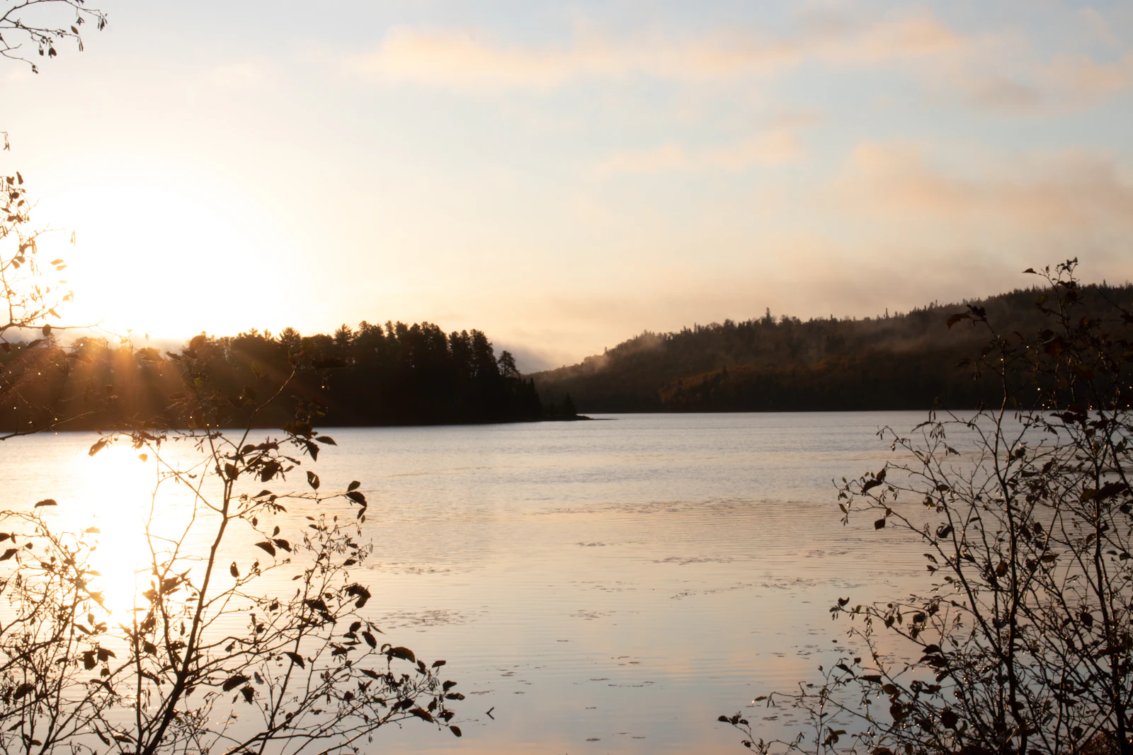 El lago al atardecer, con la sierra recortada al fondo