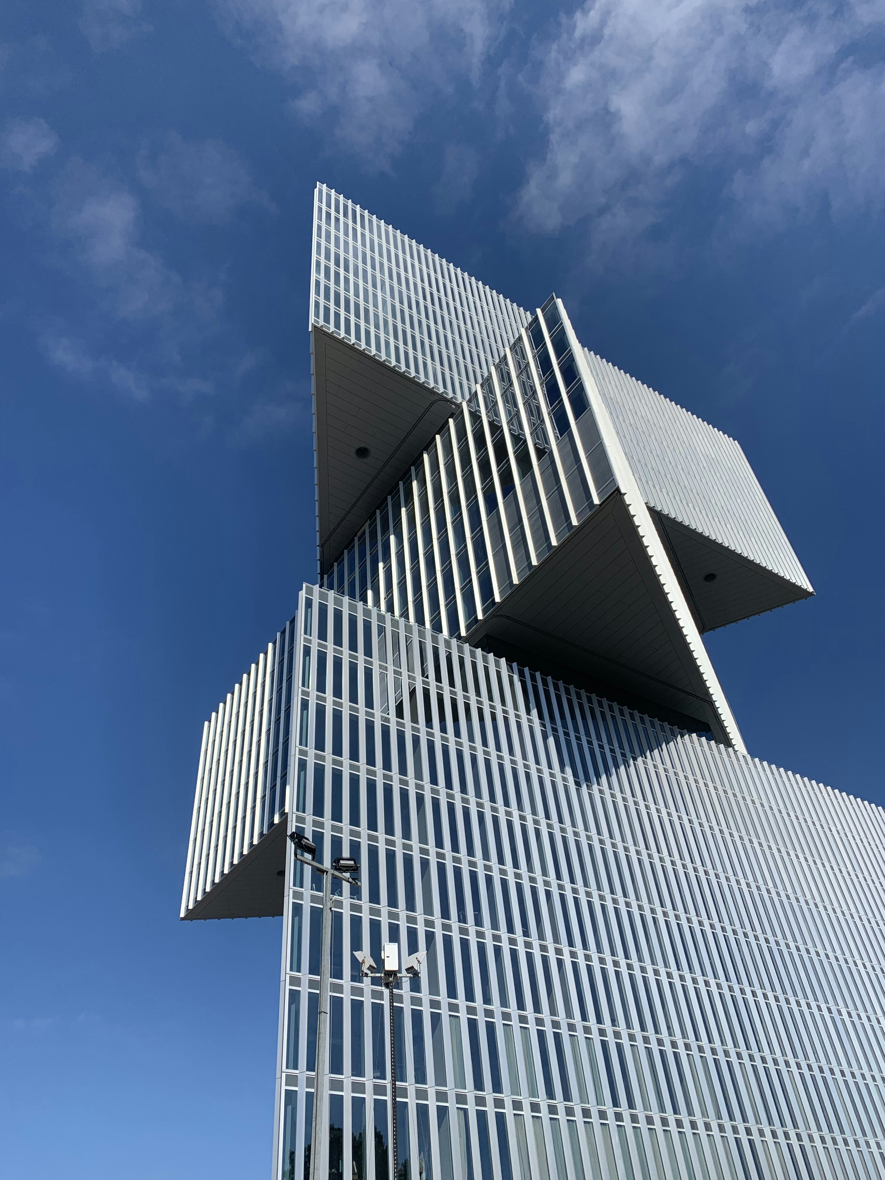 Bâtiment en béton blanc sous le ciel bleu pendant la journée