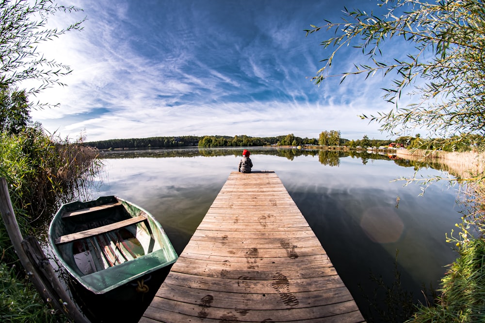 Muelle de madera marrón en el lago durante el día