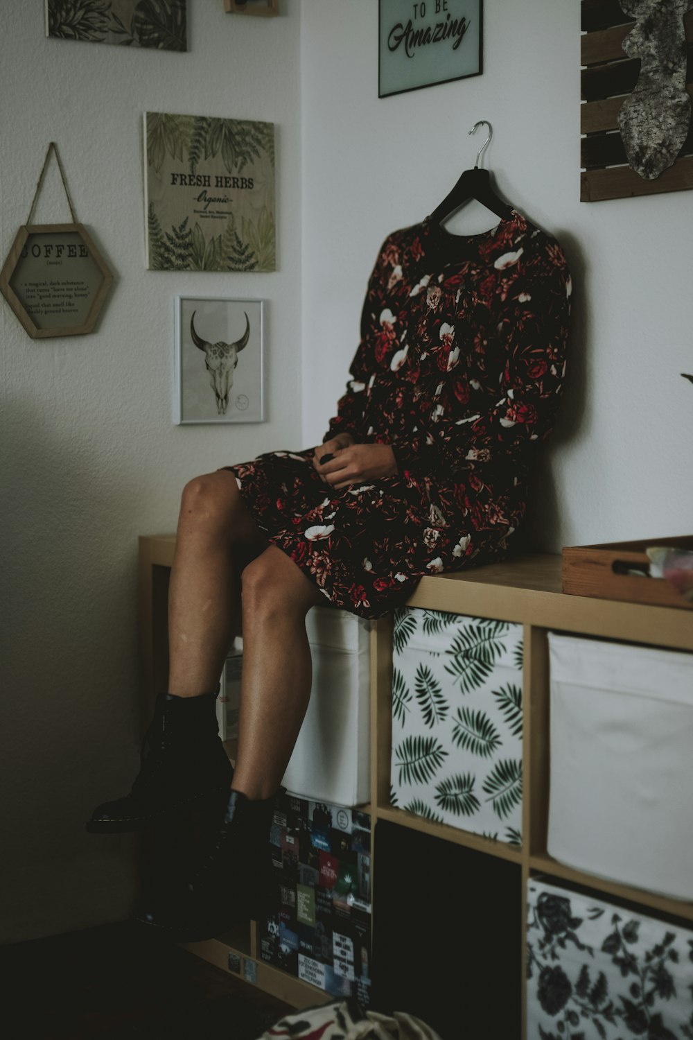 검은 빨간색과 흰색 꽃 드레스에 의자에 앉아 여자