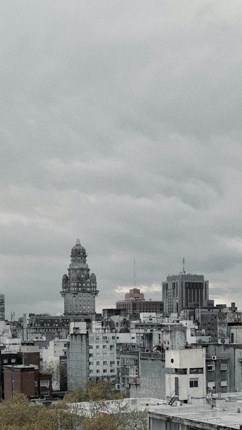 Skyline der Stadt tagsüber unter weißen Wolken