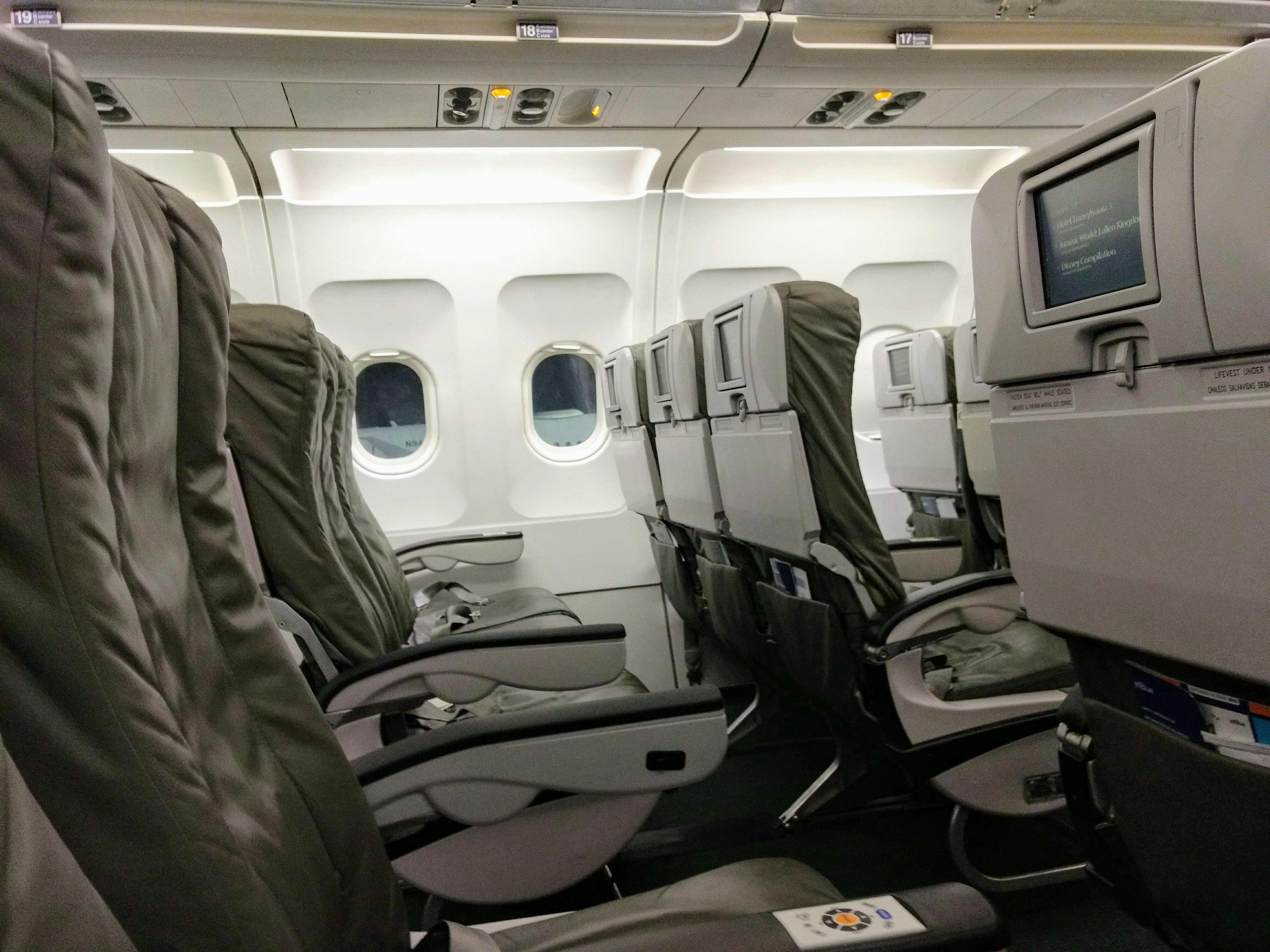 black and gray car seat, Airplane seating</p><p>Asientos en avion