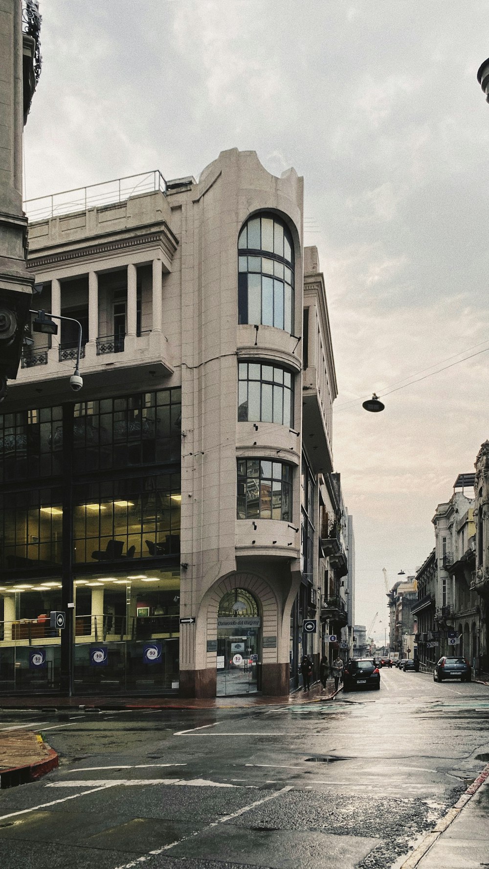 edificio in cemento bianco e grigio