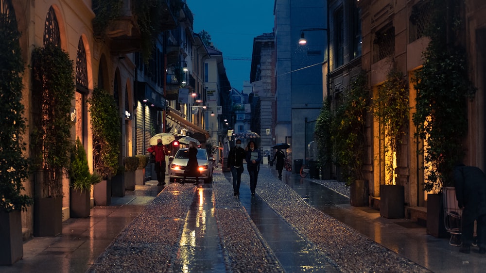 Personas que caminan por la calle durante la noche