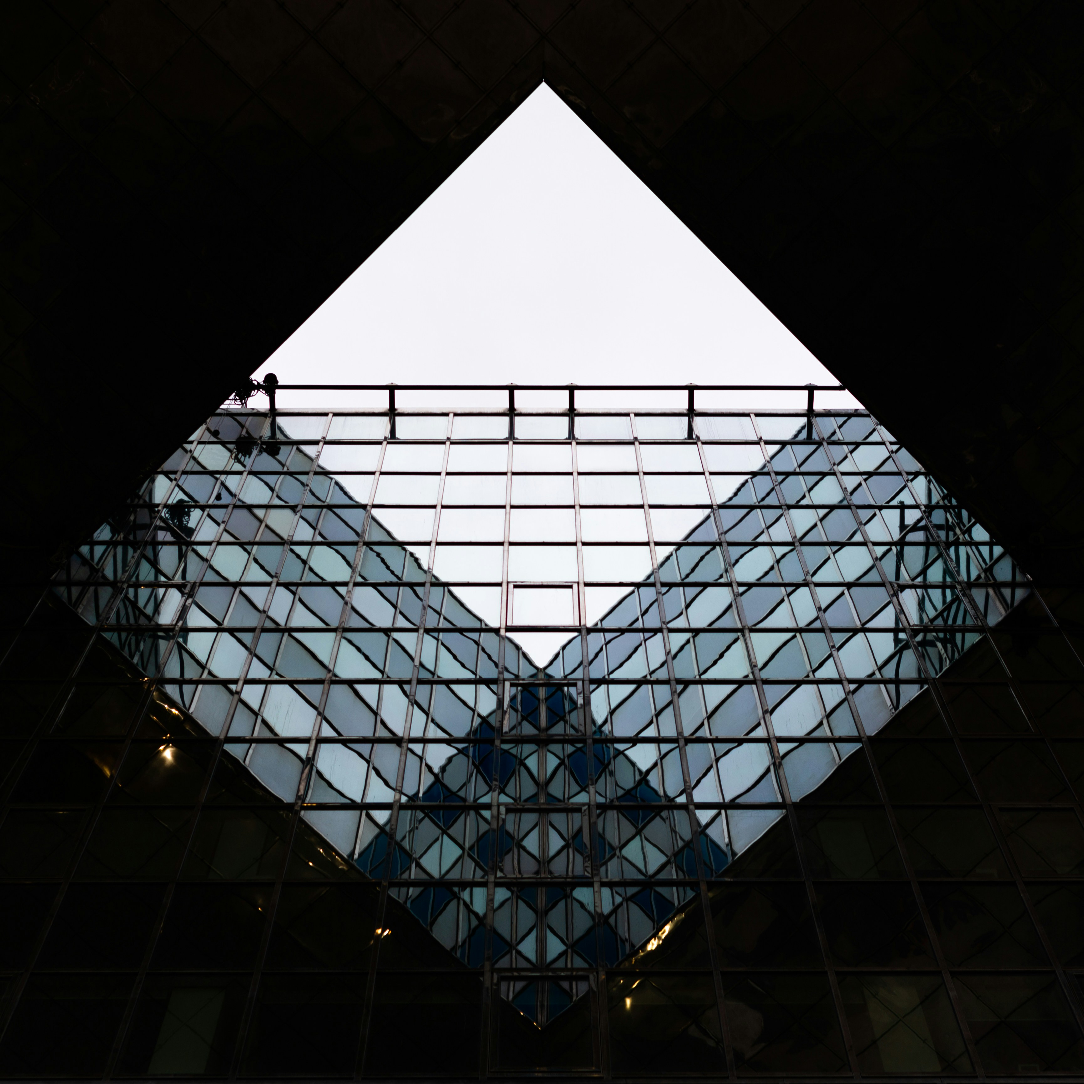 白と青のひし形のイラスト