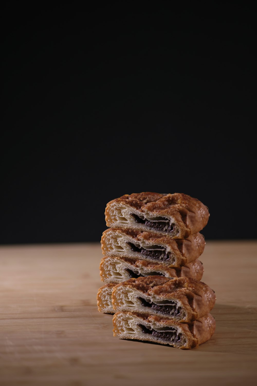 galletas marrones sobre mesa de madera marrón