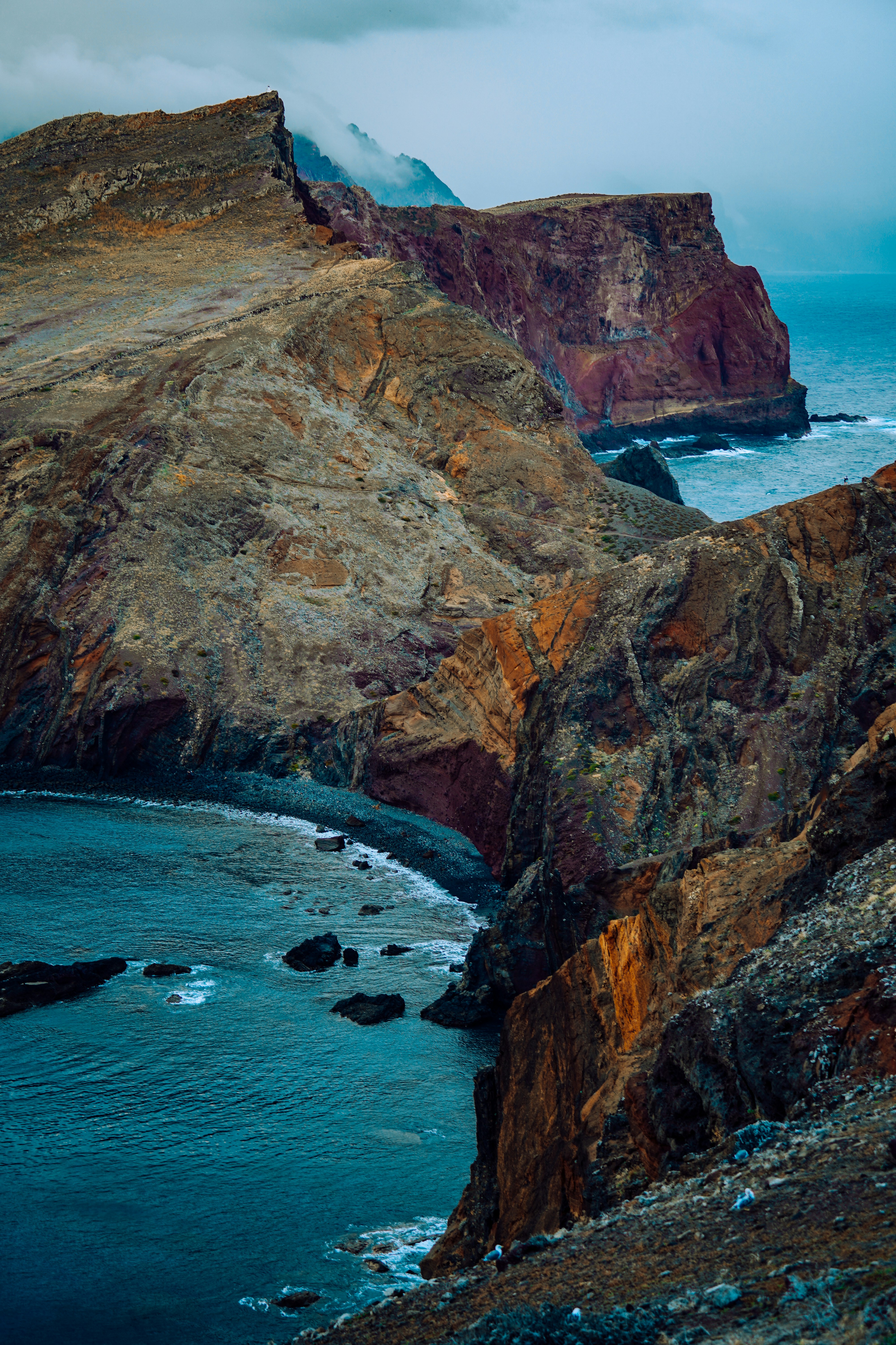 Braune Felsformation auf See tagsüber