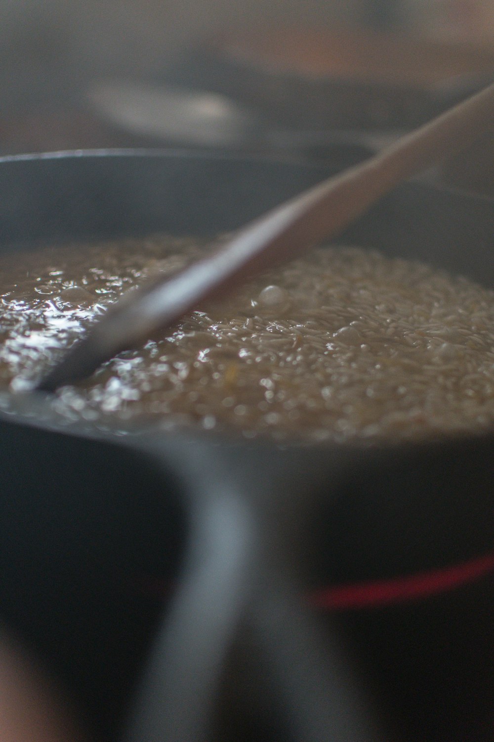 黒い鍋に入った茶色のスープ