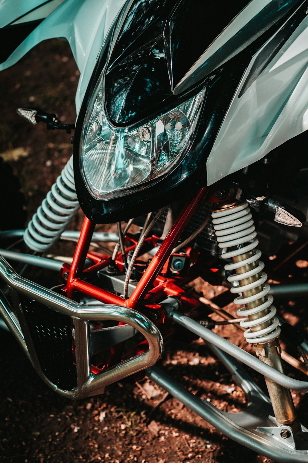 motocicleta negra y roja en fotografía de primer plano