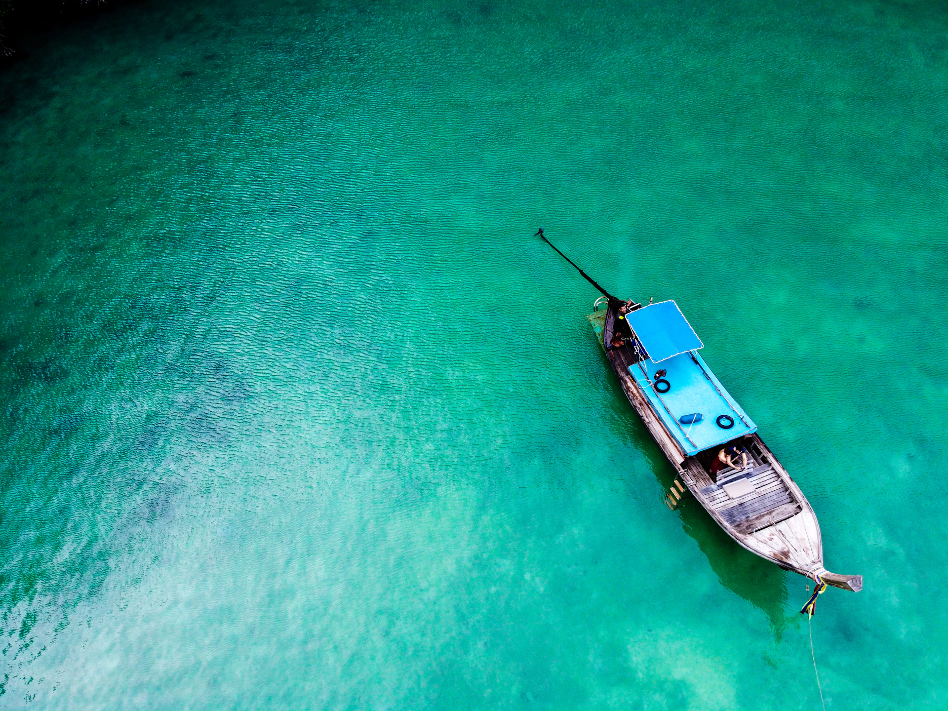มุมสูงเรือหางยาวบนน้ำทะเลสีมรกต