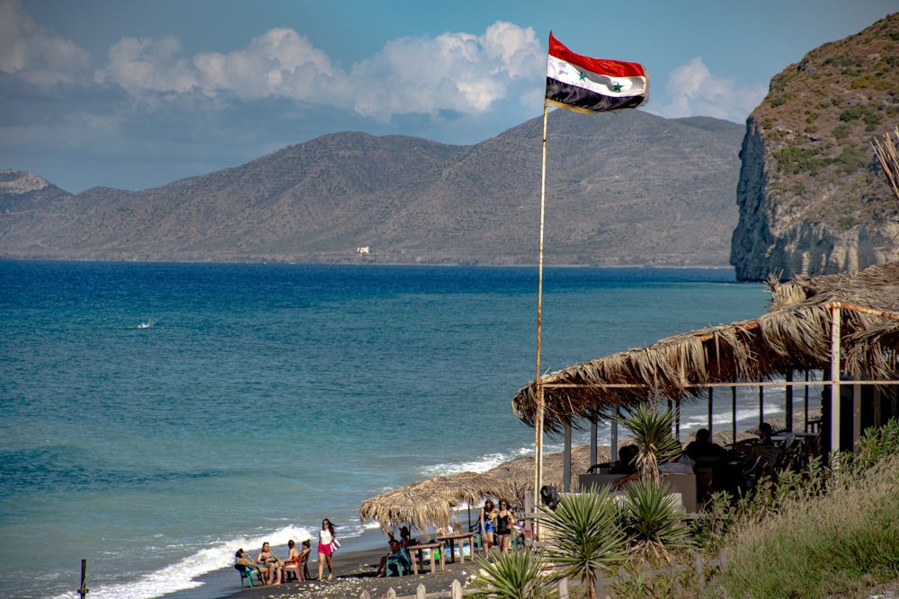 Gente en la playa durante el día