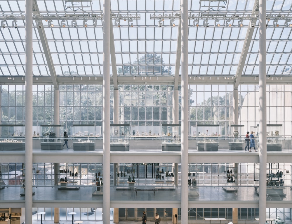 personnes dans le bâtiment pendant la journée