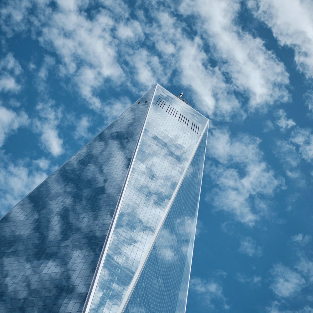 nuages bleus et blancs sur un ciel bleu