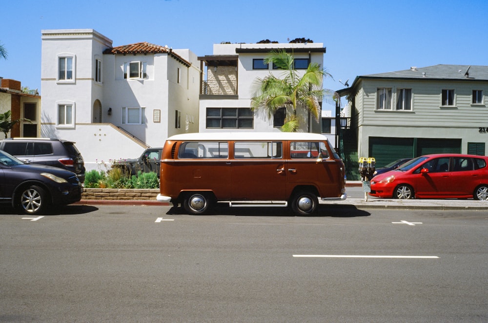 van vermelha e branca estacionada na beira da estrada