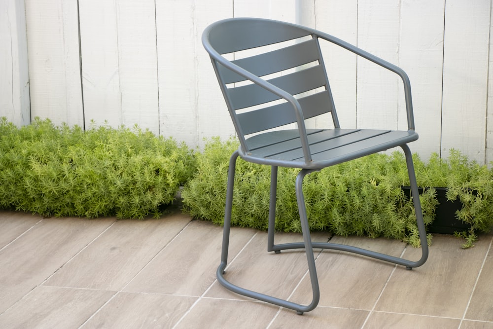 푸른 잔디에 회색 플라스틱 안락 의자
