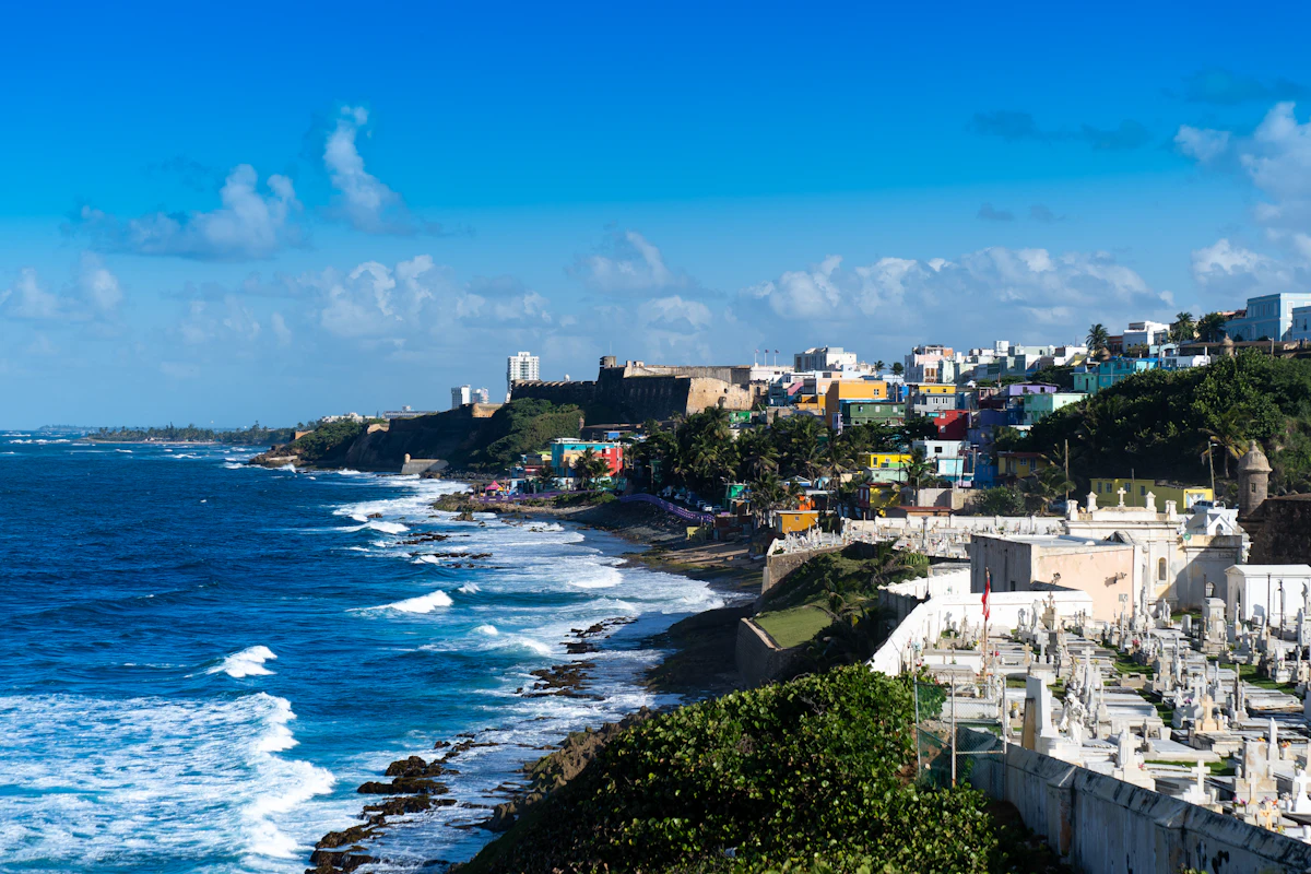 Vista aérea de San Juan, Puerto Rico, con la ciudad, la costa y el mar