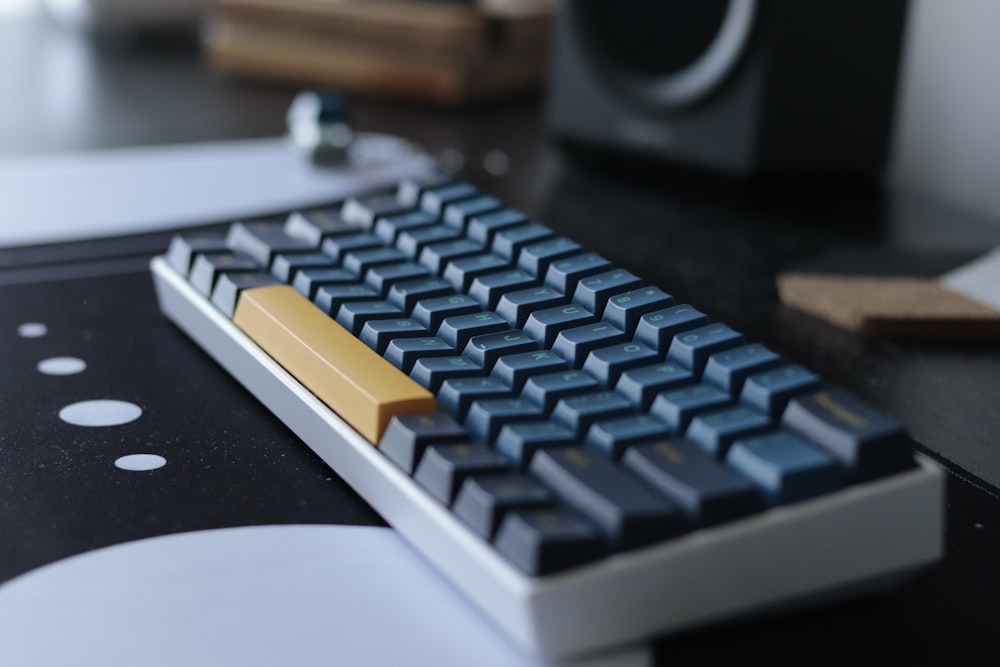 clavier d’ordinateur noir et blanc