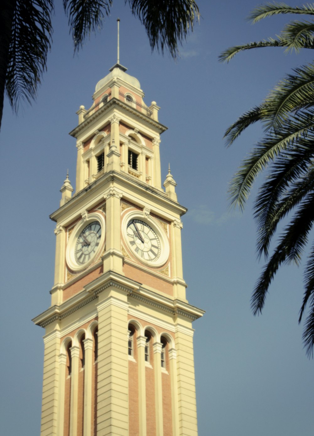 Edificio de hormigón beige y marrón