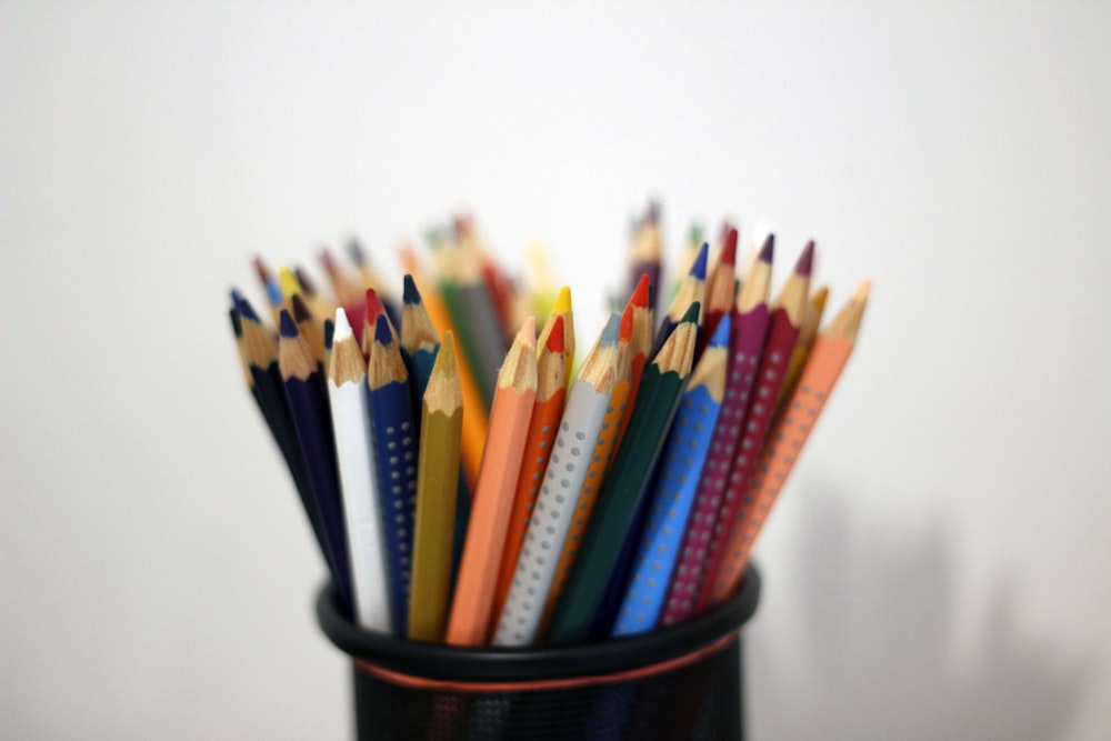 Crayons de couleur dans un mug en céramique noire