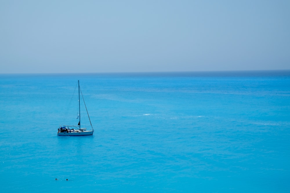 Velero blanco y azul en el mar durante el día