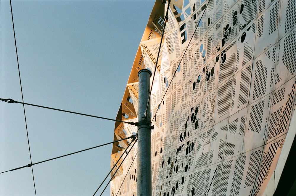 edificio in cemento bianco sotto il cielo blu durante il giorno