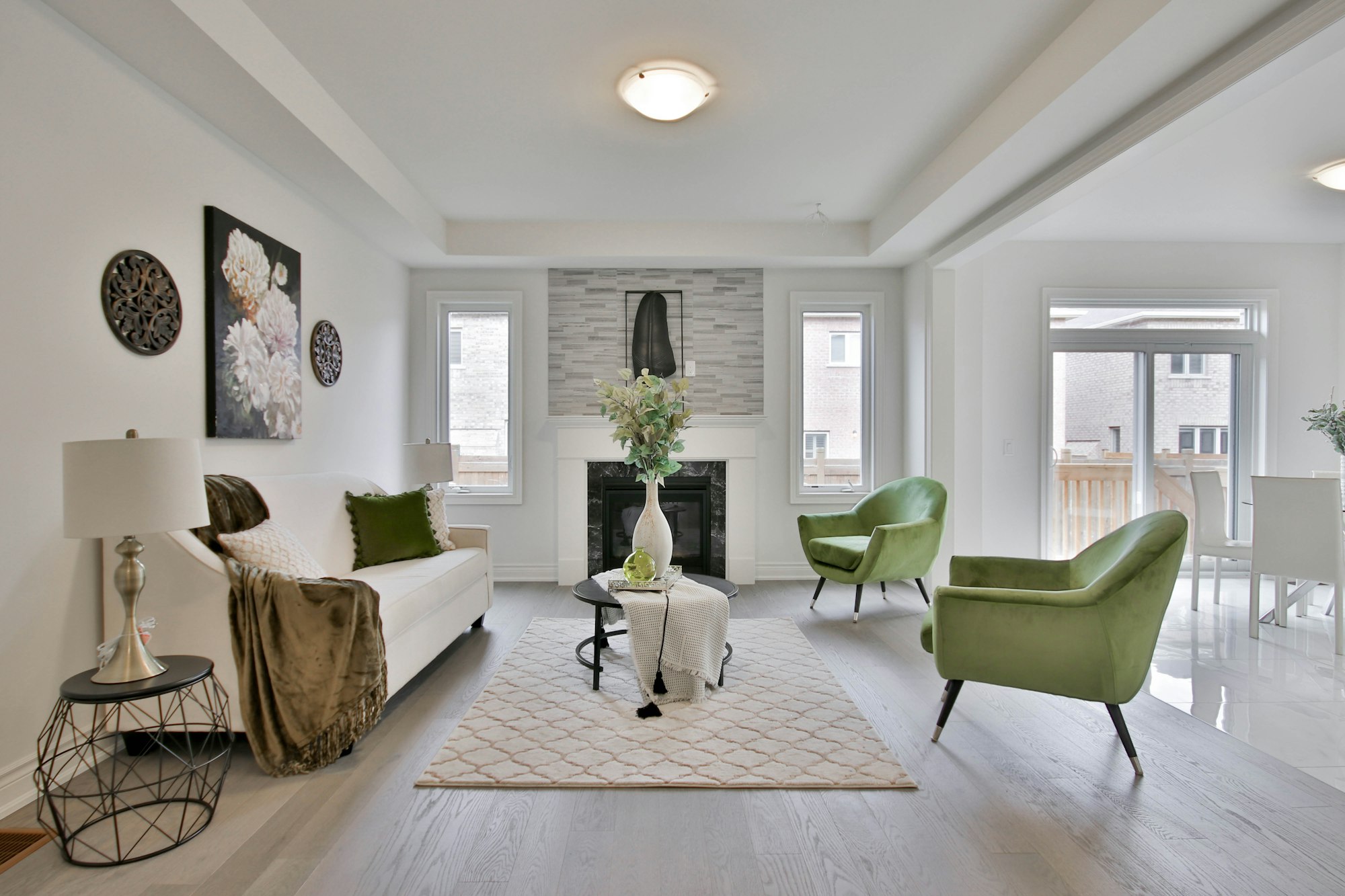 современная гостиная с белым диваном и зелеными креслами