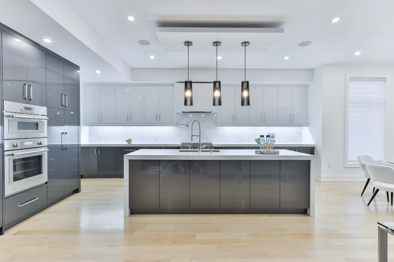 Cocina moderna con gabinetes blancos a medida y encimera de cuarzo