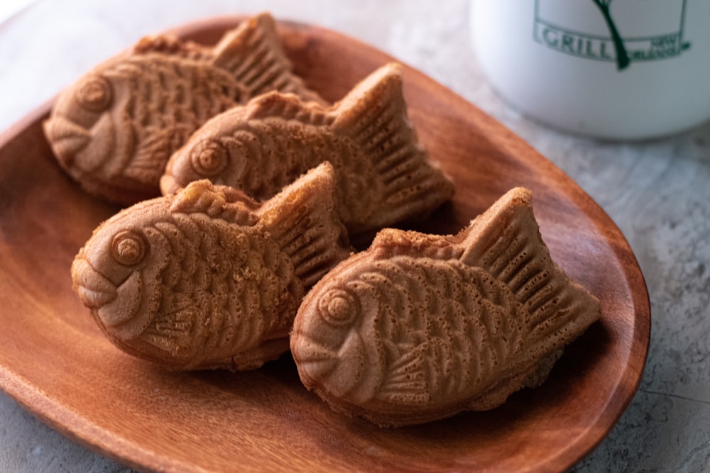 茶色の木製のテーブルに茶色のクッキー