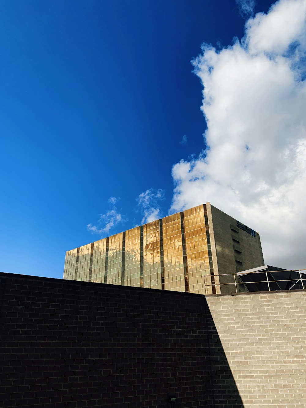 Bâtiment en béton brun sous ciel bleu pendant la journée