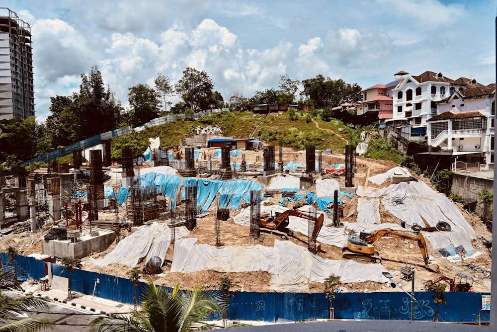 Piscina azul cerca de árboles verdes durante el día